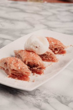 Geleneksel hindistancevizli tatlı baklavası. Ev yapımı fındıklı ve ballı baklava..