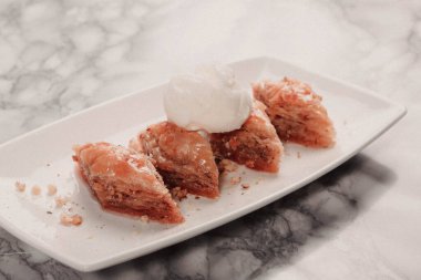 Geleneksel hindistancevizli tatlı baklavası. Ev yapımı fındıklı ve ballı baklava..