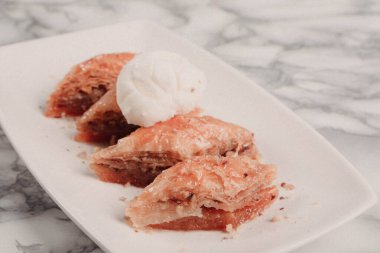 Geleneksel hindistancevizli tatlı baklavası. Ev yapımı fındıklı ve ballı baklava..