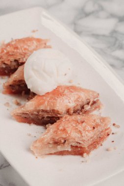 Geleneksel hindistancevizli tatlı baklavası. Ev yapımı fındıklı ve ballı baklava..