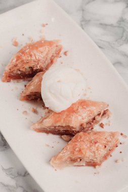 Geleneksel hindistancevizli tatlı baklavası. Ev yapımı fındıklı ve ballı baklava..