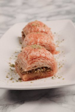 Geleneksel hindistancevizli tatlı baklavası. Ev yapımı fındıklı ve ballı baklava..