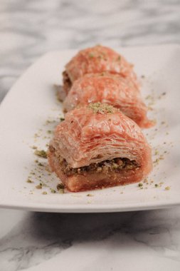 Geleneksel hindistancevizli tatlı baklavası. Ev yapımı fındıklı ve ballı baklava..