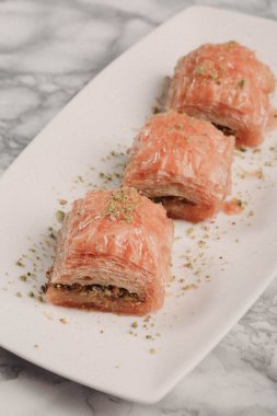 Geleneksel hindistancevizli tatlı baklavası. Ev yapımı fındıklı ve ballı baklava..