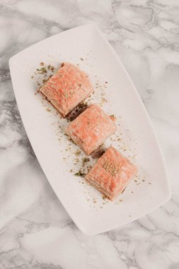 Geleneksel hindistancevizli tatlı baklavası. Ev yapımı fındıklı ve ballı baklava..