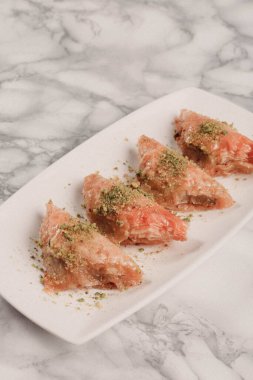 Geleneksel hindistancevizli tatlı baklavası. Ev yapımı fındıklı ve ballı baklava..