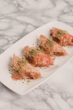 Geleneksel hindistancevizli tatlı baklavası. Ev yapımı fındıklı ve ballı baklava..