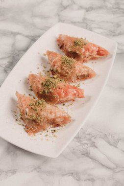 Geleneksel hindistancevizli tatlı baklavası. Ev yapımı fındıklı ve ballı baklava..