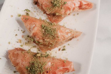 Geleneksel hindistancevizli tatlı baklavası. Ev yapımı fındıklı ve ballı baklava..