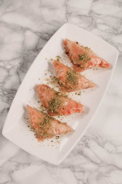 Geleneksel hindistancevizli tatlı baklavası. Ev yapımı fındıklı ve ballı baklava..