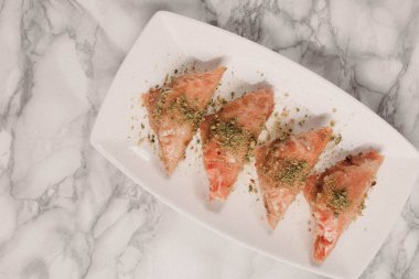 Geleneksel hindistancevizli tatlı baklavası. Ev yapımı fındıklı ve ballı baklava..