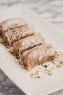 Geleneksel hindistancevizli tatlı baklavası. Ev yapımı fındıklı ve ballı baklava..