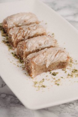 Geleneksel hindistancevizli tatlı baklavası. Ev yapımı fındıklı ve ballı baklava..