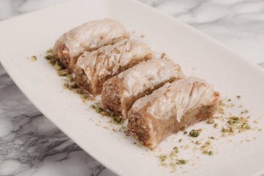 Geleneksel hindistancevizli tatlı baklavası. Ev yapımı fındıklı ve ballı baklava..