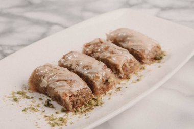 Geleneksel hindistancevizli tatlı baklavası. Ev yapımı fındıklı ve ballı baklava..