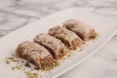 Geleneksel hindistancevizli tatlı baklavası. Ev yapımı fındıklı ve ballı baklava..