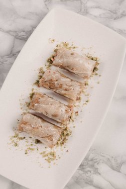 Geleneksel hindistancevizli tatlı baklavası. Ev yapımı fındıklı ve ballı baklava..