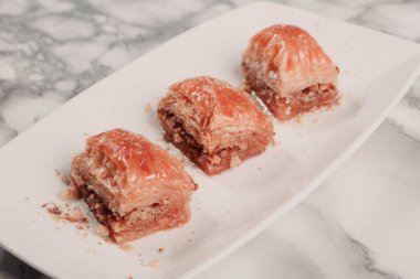 Geleneksel hindistancevizli tatlı baklavası. Ev yapımı fındıklı ve ballı baklava..