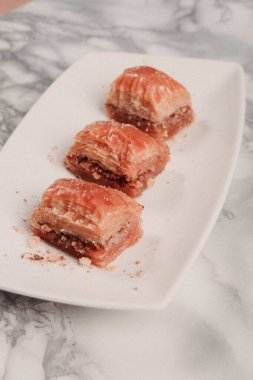 Geleneksel hindistancevizli tatlı baklavası. Ev yapımı fındıklı ve ballı baklava..