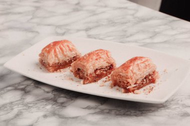 Geleneksel hindistancevizli tatlı baklavası. Ev yapımı fındıklı ve ballı baklava..