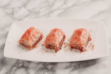 Geleneksel hindistancevizli tatlı baklavası. Ev yapımı fındıklı ve ballı baklava..