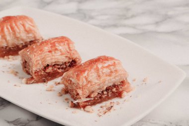 Geleneksel hindistancevizli tatlı baklavası. Ev yapımı fındıklı ve ballı baklava..