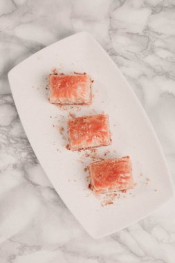 Geleneksel hindistancevizli tatlı baklavası. Ev yapımı fındıklı ve ballı baklava..