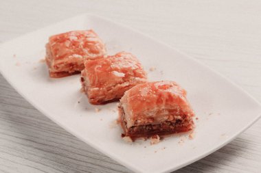 Geleneksel hindistancevizli tatlı baklavası. Ev yapımı fındıklı ve ballı baklava..