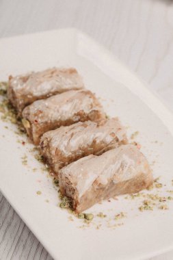 Geleneksel hindistancevizli tatlı baklavası. Ev yapımı fındıklı ve ballı baklava..