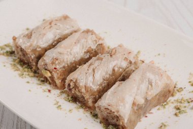 Geleneksel hindistancevizli tatlı baklavası. Ev yapımı fındıklı ve ballı baklava..