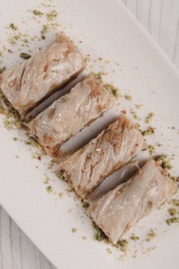 Geleneksel hindistancevizli tatlı baklavası. Ev yapımı fındıklı ve ballı baklava..