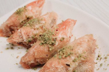 Geleneksel hindistancevizli tatlı baklavası. Ev yapımı fındıklı ve ballı baklava..