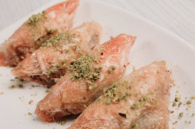 Geleneksel hindistancevizli tatlı baklavası. Ev yapımı fındıklı ve ballı baklava..