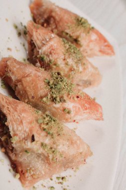 Geleneksel hindistancevizli tatlı baklavası. Ev yapımı fındıklı ve ballı baklava..