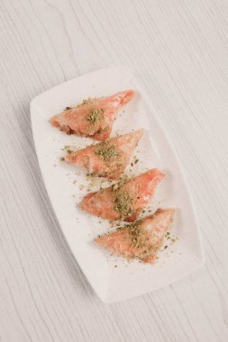 Geleneksel hindistancevizli tatlı baklavası. Ev yapımı fındıklı ve ballı baklava..