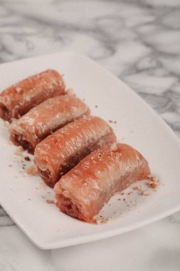 Geleneksel hindistancevizli tatlı baklavası. Ev yapımı fındıklı ve ballı baklava..