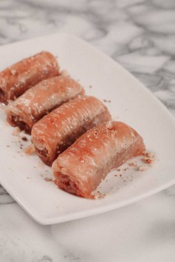 Geleneksel hindistancevizli tatlı baklavası. Ev yapımı fındıklı ve ballı baklava..