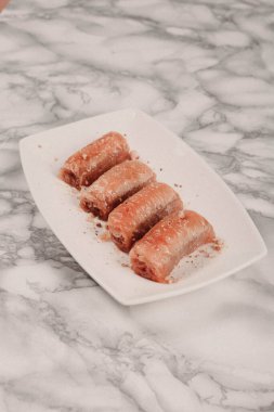 Geleneksel hindistancevizli tatlı baklavası. Ev yapımı fındıklı ve ballı baklava..