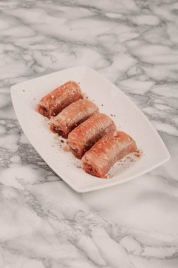 Geleneksel hindistancevizli tatlı baklavası. Ev yapımı fındıklı ve ballı baklava..