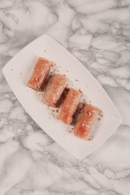 Geleneksel hindistancevizli tatlı baklavası. Ev yapımı fındıklı ve ballı baklava..