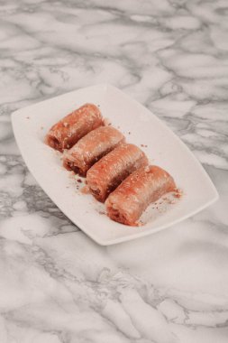 Geleneksel hindistancevizli tatlı baklavası. Ev yapımı fındıklı ve ballı baklava..