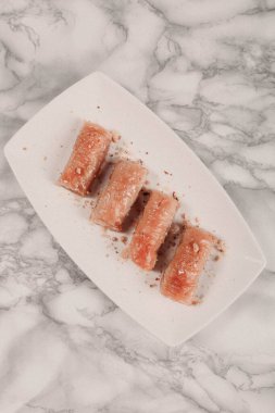 Geleneksel hindistancevizli tatlı baklavası. Ev yapımı fındıklı ve ballı baklava..