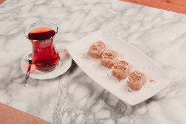 Geleneksel hindistancevizli tatlı baklavası. Ev yapımı fındıklı ve ballı baklava..