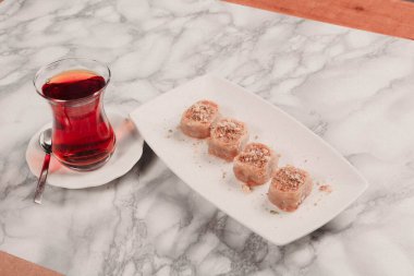 Geleneksel hindistancevizli tatlı baklavası. Ev yapımı fındıklı ve ballı baklava..