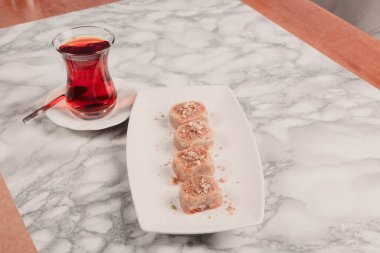 Geleneksel hindistancevizli tatlı baklavası. Ev yapımı fındıklı ve ballı baklava..