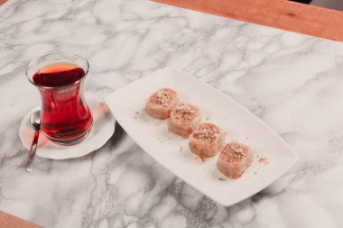 Geleneksel hindistancevizli tatlı baklavası. Ev yapımı fındıklı ve ballı baklava..