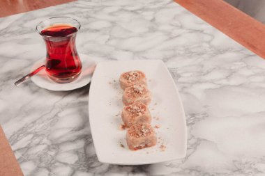 Geleneksel hindistancevizli tatlı baklavası. Ev yapımı fındıklı ve ballı baklava..