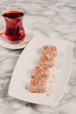 Geleneksel hindistancevizli tatlı baklavası. Ev yapımı fındıklı ve ballı baklava..