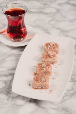 Geleneksel hindistancevizli tatlı baklavası. Ev yapımı fındıklı ve ballı baklava..