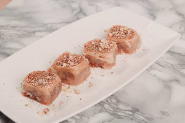 Geleneksel hindistancevizli tatlı baklavası. Ev yapımı fındıklı ve ballı baklava..